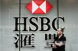 HSBC "đóng băng" tuyển dụng và không tăng lương 
